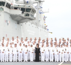 Fotografía de grupo de Su Majestad la Reina con el comandante y la dotación del buque "Juan Carlos I"